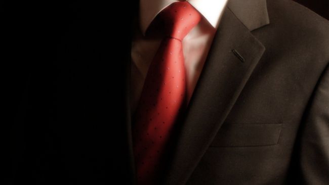 creative_wallpaper_a_man_in_a_suit_and_red_tie_0985_.jpg (14.53 Kb)