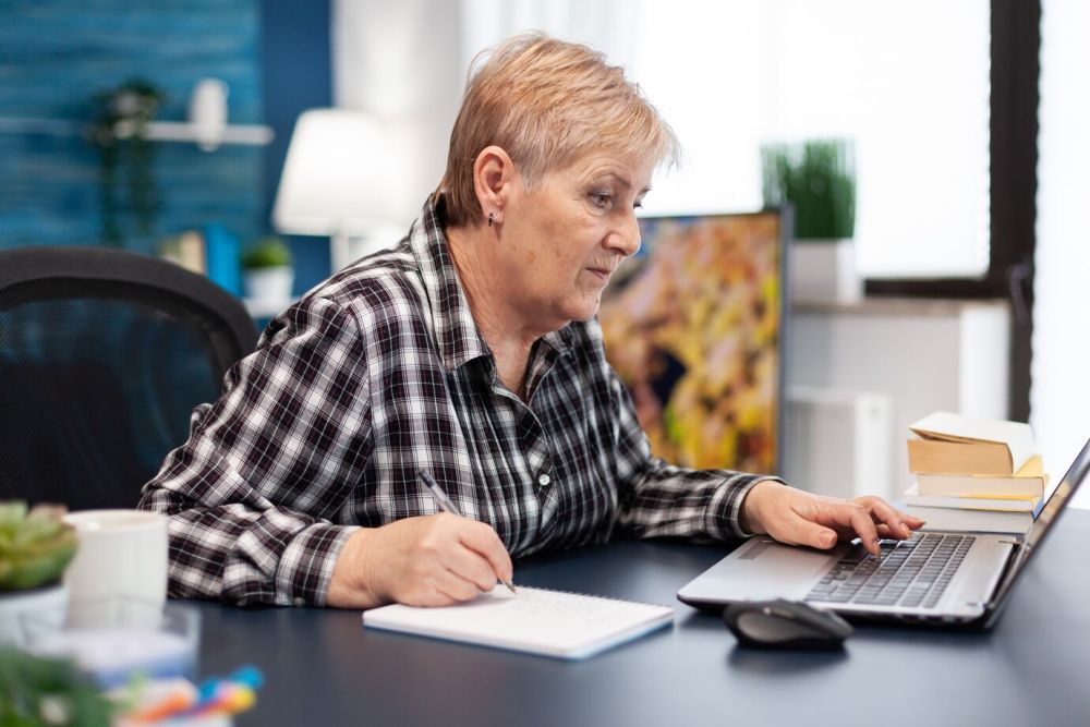 9190_mature-entrepreneur-taking-notes-notebook-working-home-office_22-70_229036fb.jpg (87.89 Kb)