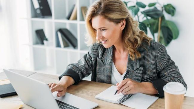 3871_stock-photo-attractive-businesswoman-using-laptop-writing-something-notebook-office-850x477.jpg (37.32 Kb)